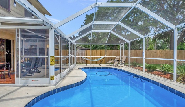 Experience Luxurious Living: Exquisite Pool House in Brandon for 15 Guests
