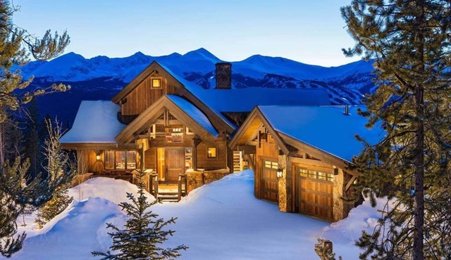 Experience luxury at Three Sisters Lookout with stunning mountain views & Private Hot Tub!