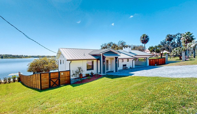 Experience Luxury and Charm at Our Lakefront Vacation Rental in Mount Dora, FL!