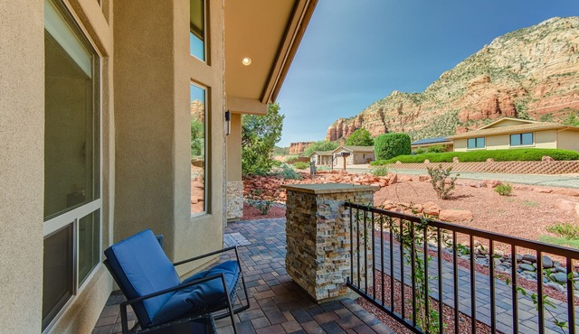 Experience luxury at Sedona La Belle Maison: 3BR, 2BA home with stunning red rock views.