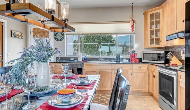 Experience luxury at Cottonwood Siesta Ridge View, a spacious 3-bedroom retreat.