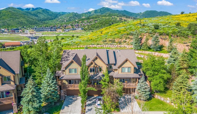 Experience luxury at Jeremy Ranch Snowtop Manor, Close to everything Townhome!