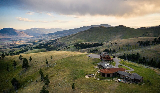 Experience Luxury in Nature: Private Lodge & Guest Home in Paradise Valley