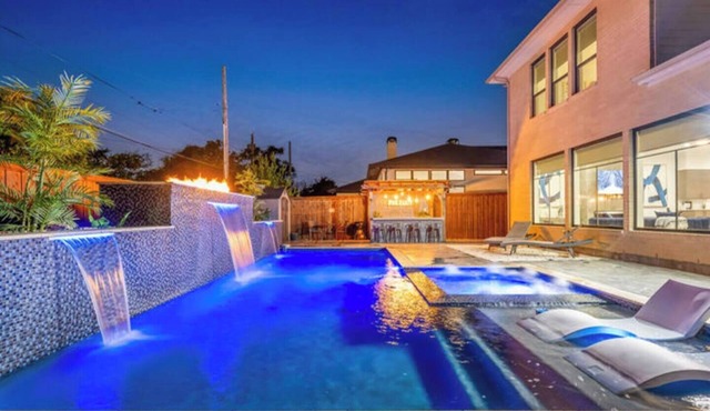 Experience Luxury in the Heart of Dallas! This contemporary 4BR home offers a heated pool&spa, game room, outdoor living spaces, Tesla charging, and a designer kitchen with top-tier appliances. Easy access to Dallas top attractions, all within 10min