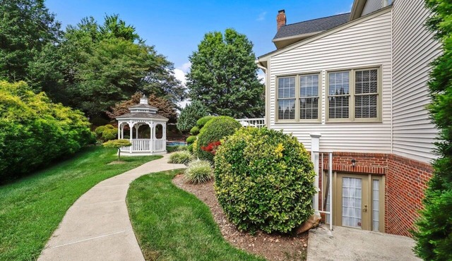 Experience Luxury Living: Your Ultimate Golf & Pool Retreat Awaits!