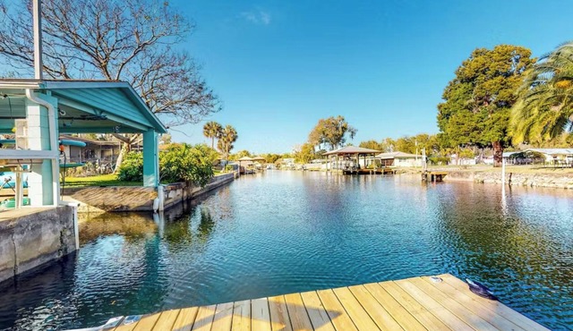 Experience Manatee Magic: Your Cozy Retreat Awaits!