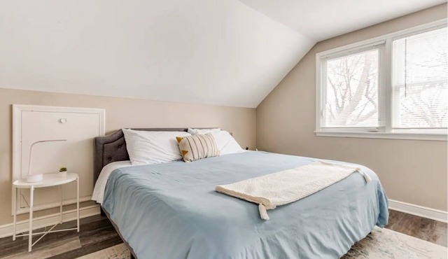 Experience Minneapolis; entire house, close to Downtown Uptown and UofM