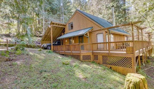 Experience Moonshadow - Fresh & fun chalet on Mt. Hood. 10 minutes to Ski Bowl!