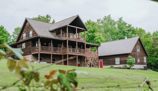Experience nature at your doorstep! Four bedroom cabin near Hocking Hills