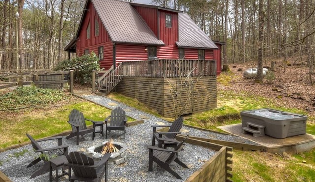 Experience nature closeby at our cozy 3-bedroom cabin Ellijay