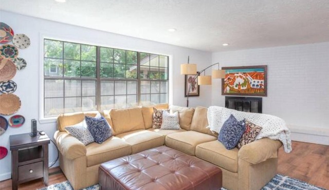 Experience Nirvana with artwork collections from around the globe Located in Lakewood neighborhood in SE Boise next to a park, Minutes from Bown Crossing and the Boise River, 10 minutes to downtown, 4 beds, sleeps 8, pets welcome in large fenced in yard