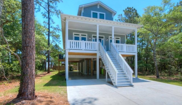 Experience Oak Island's Crystal Pearl: a spacious 3-bedroom retreat for families and pets.