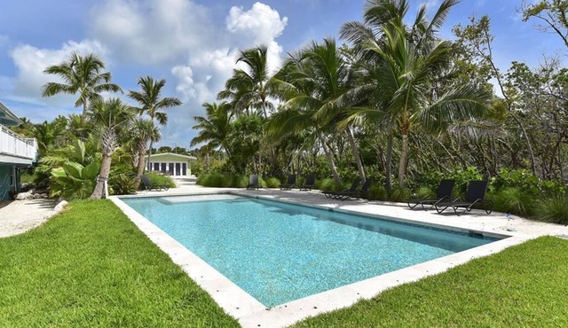 Experience paradise at Green Cottage, a charming 2-bedroom oceanfront retreat in Islamorada!