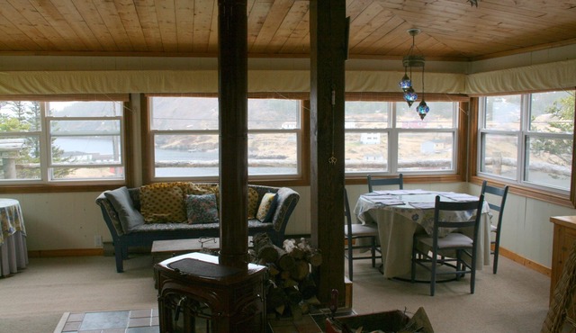 Experience Peace And Tranquility At Charming Cottage In Small Fishing Community.