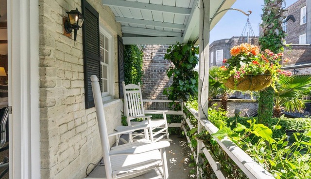Experience Savannah like you live here! Shared Courtyard! Dog Friendly!
