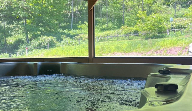 Experience Seneca Rocks in a cozy 4-bedroom cabin HOT TUB, POOL TABLE, FOOSBALL.