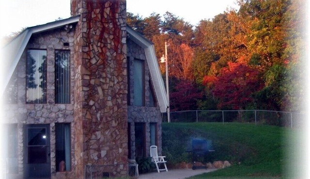 Experience serene Hiwassee River just 5 mins away