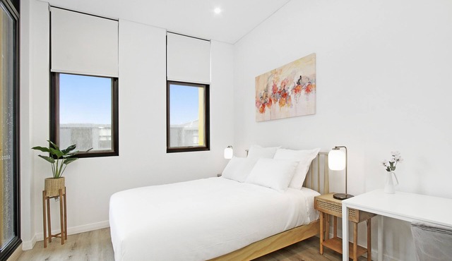 Experience serenity in this modern havennTrain/Ferry to City~Shops~Parking