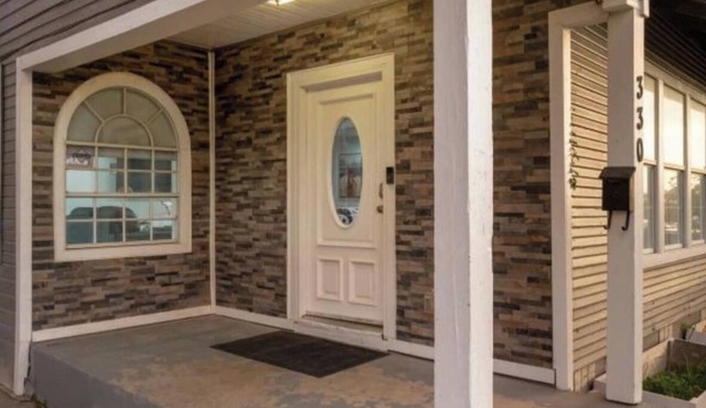 Experience Serenity in a 4BR/3BA Downtown Home