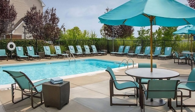 Experience Southern Hospitality in the Heart of Charleston! Pool, Tennis Court!