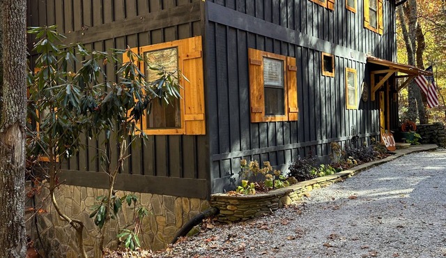 Experience “Splendor in The Mountains” 3 levels,5 bedrooms ,3.5 bath Sleeps 17!