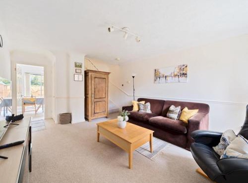 Experience Surrey 2Bed Home in Walton with Parking - Pass the Keys