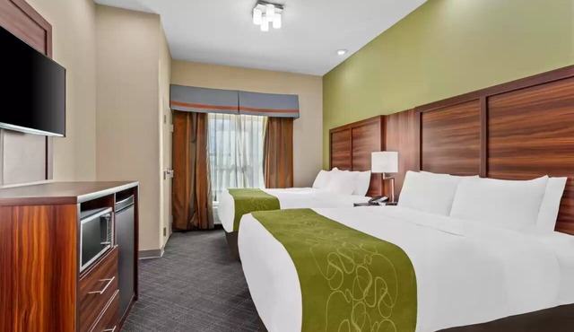 Experience The Best of Roswell - Spacious 2-Rooms w/Indoor Pool Near UFO Museum