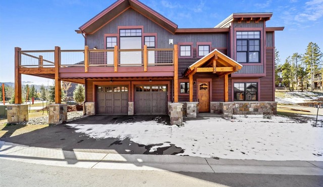 Experience the charm of Cocoa Cabin, a spacious retreat with stunning views & luxurious amenities!