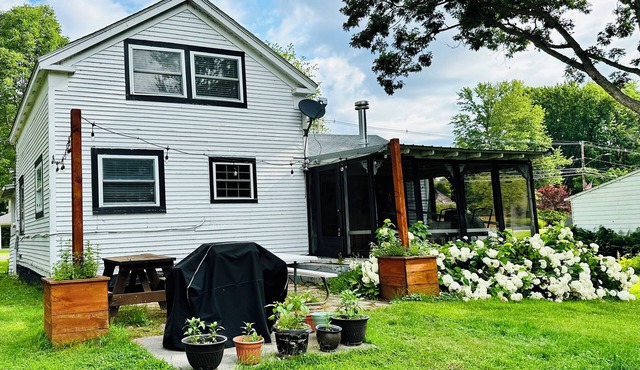 Experience the charm of a lakefront cottage, perfect for year-round enjoyment!