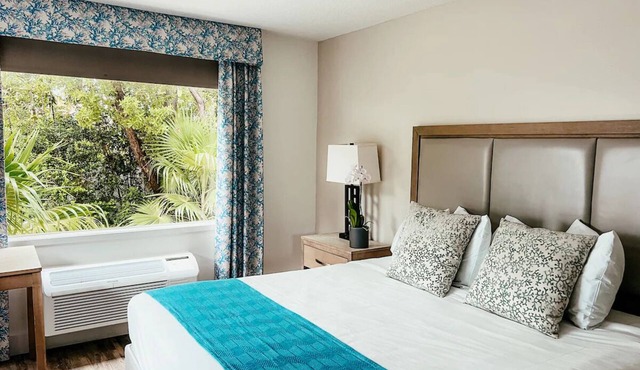 Experience the Keys: Private Beach, Sunset Dock & Free Paddleboards.