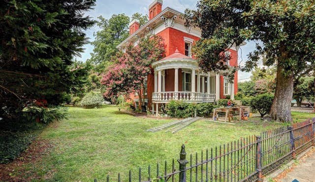 Experience the "Lincoln Home" -#1 Historic Mansion Old Town; & Luxury Bathrooms