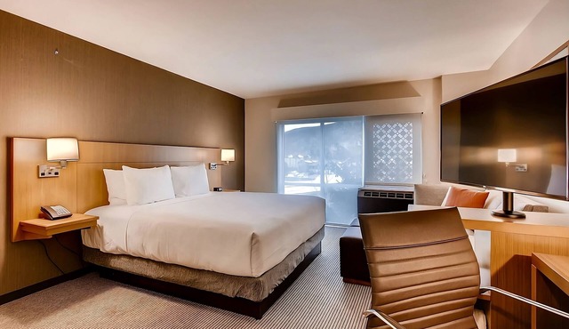 Experience the Peaks! Ski Resort, Jacuzzi Comfort & Easy Shuttle!
