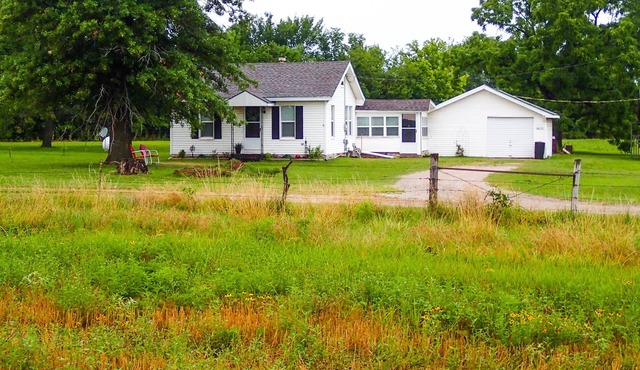 Experience The Quiet Of The Farm With Upscale Amenities.