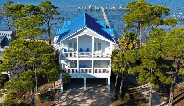 EXPERIENCE THE ULTIMATE in Island living at Pineapple Paradise.