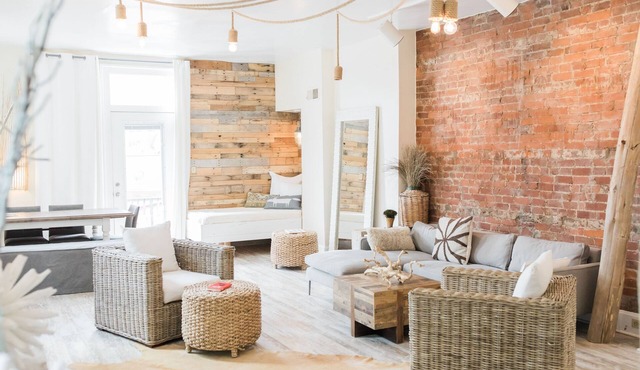 Experience this amazing Mt Adams home where celebrities stay