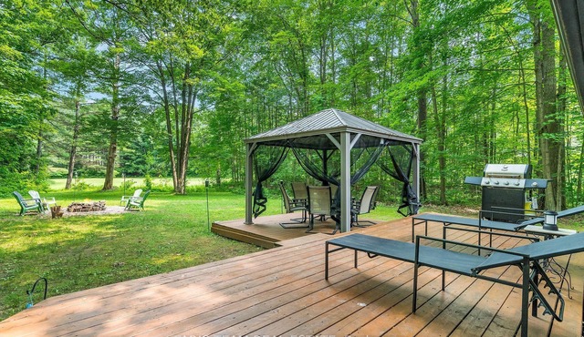 Experience True Comfort: Modern Riverfront Cottage in Orillia Country (Washago)