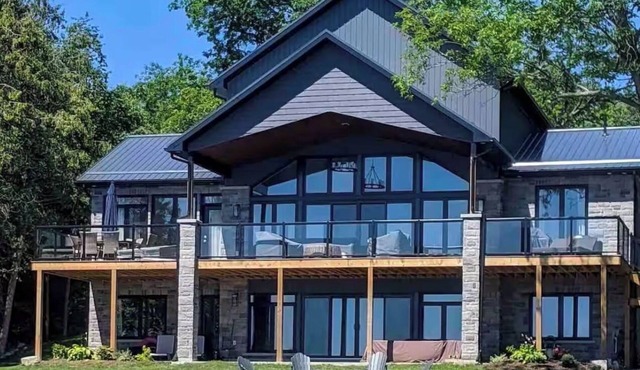 Experience Ultimate Luxury at our Exquisite Lakehouse. Large family gatherings!