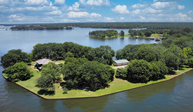 Experience Ultimate Lakeside Relaxation: Rent The Whole Nest - Four Modern Cottages at Cedar Creek Lake