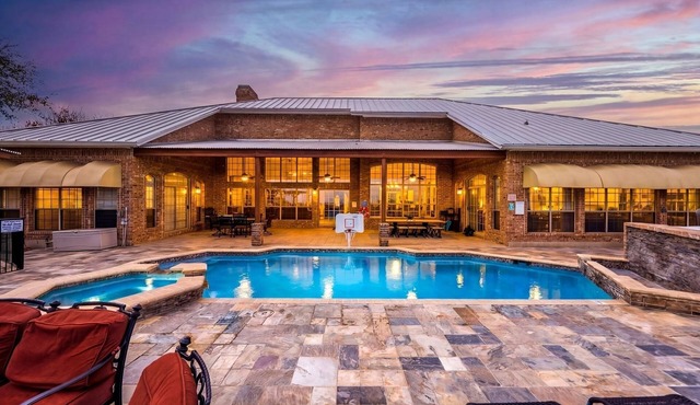 Experience Vista Grande: 4600 sq ft. of Luxury - Heatable Pool and City Views