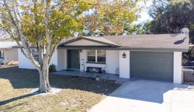 Explore beaches & springs from this comfy 2BR—WiFi, patio, great location.