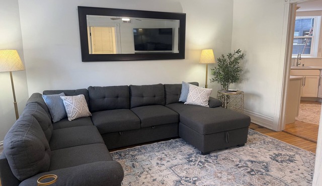 Explore Chicago: Stylish 2BR, 1 Block to El Train & Close to Wrigley