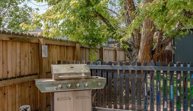 EXPLORE CO-Close to Red Rocks! Huge backyard.