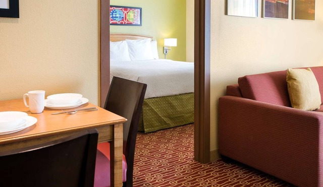 Explore Detroit Attractions from Spacious Suite w/Full Cooking Facilities