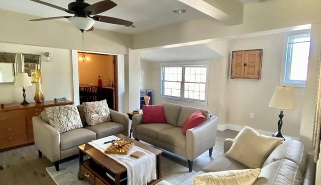 Explore Downtown Fort Wayne The Declan House -Modern 2-bedroom with WiFi and AC