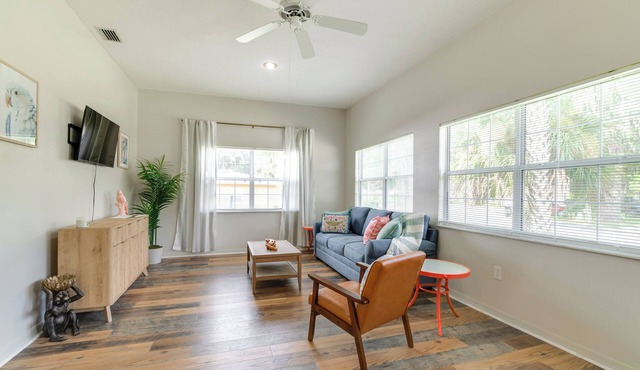 Explore Dtwn Crystal River: Walkable Duplex Unit