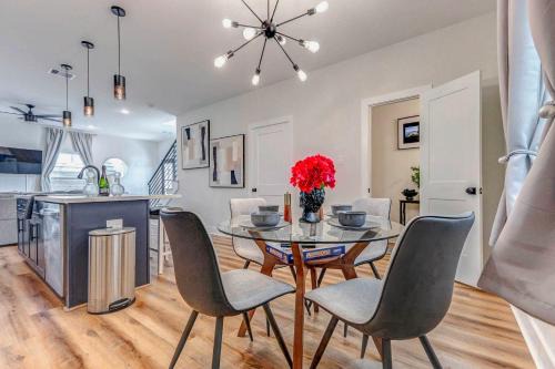 Explore Houston! Pet-Friendly Home Near Downtown