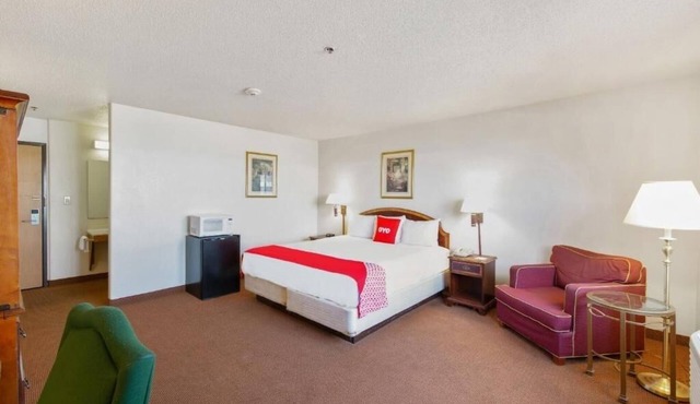 Explore Indiana Dunes From our Pet-Friendly Room with Free Parking