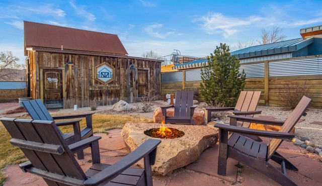 Explore Kanab: Timber & Tin E 2BR Roof Deck, Pool, Hot Tub and Game Barn. Close