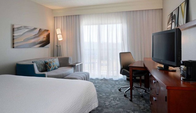 Explore Kansas City! Pet-friendly, Parking, Short Drive to Arrowhead Stadium!
