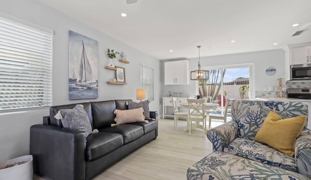 Explore Manasota Key, Walk to beach, bikes, kayaks in charming 1-bedroom cottage